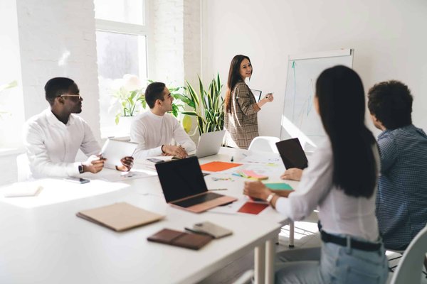 Quelles stratégies pour créer un petit jardin d'herbes aromatiques en intérieur ?